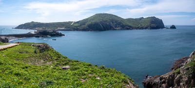 海現龍闕的壯闊海灣全景