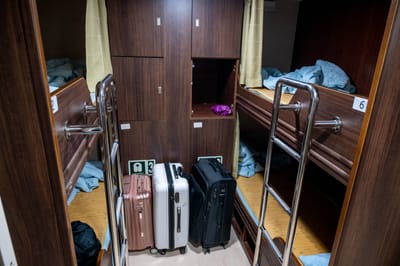 客輪上的舒適臥鋪與旅人行李