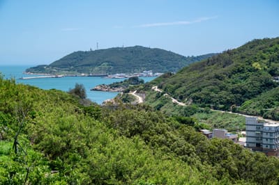 俯瞰南竿海岸線的翠綠山景