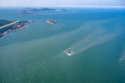 俯瞰南竿機場與周邊島嶼海景