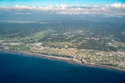 高空俯瞰海岸線與農田地景