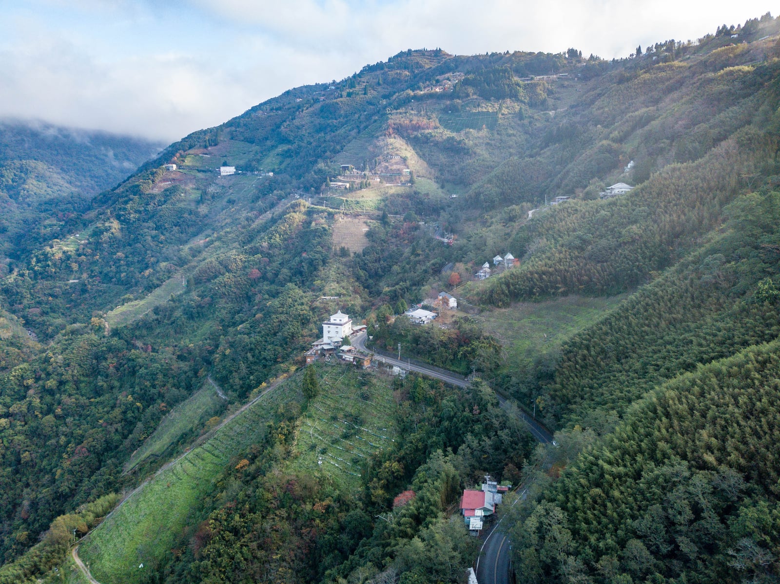 達觀渡假農場山景與蜿蜒公路空拍｜2021/12 大溪拉拉山明池