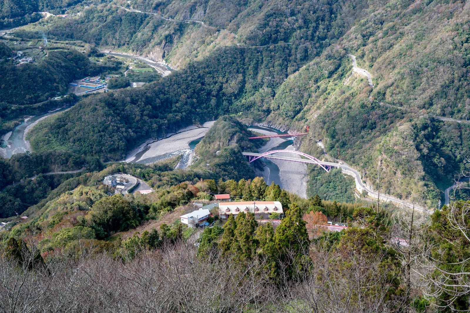 三龜戲水觀景平台俯瞰山巒與河谷風光｜2021/12 大溪拉拉山明池