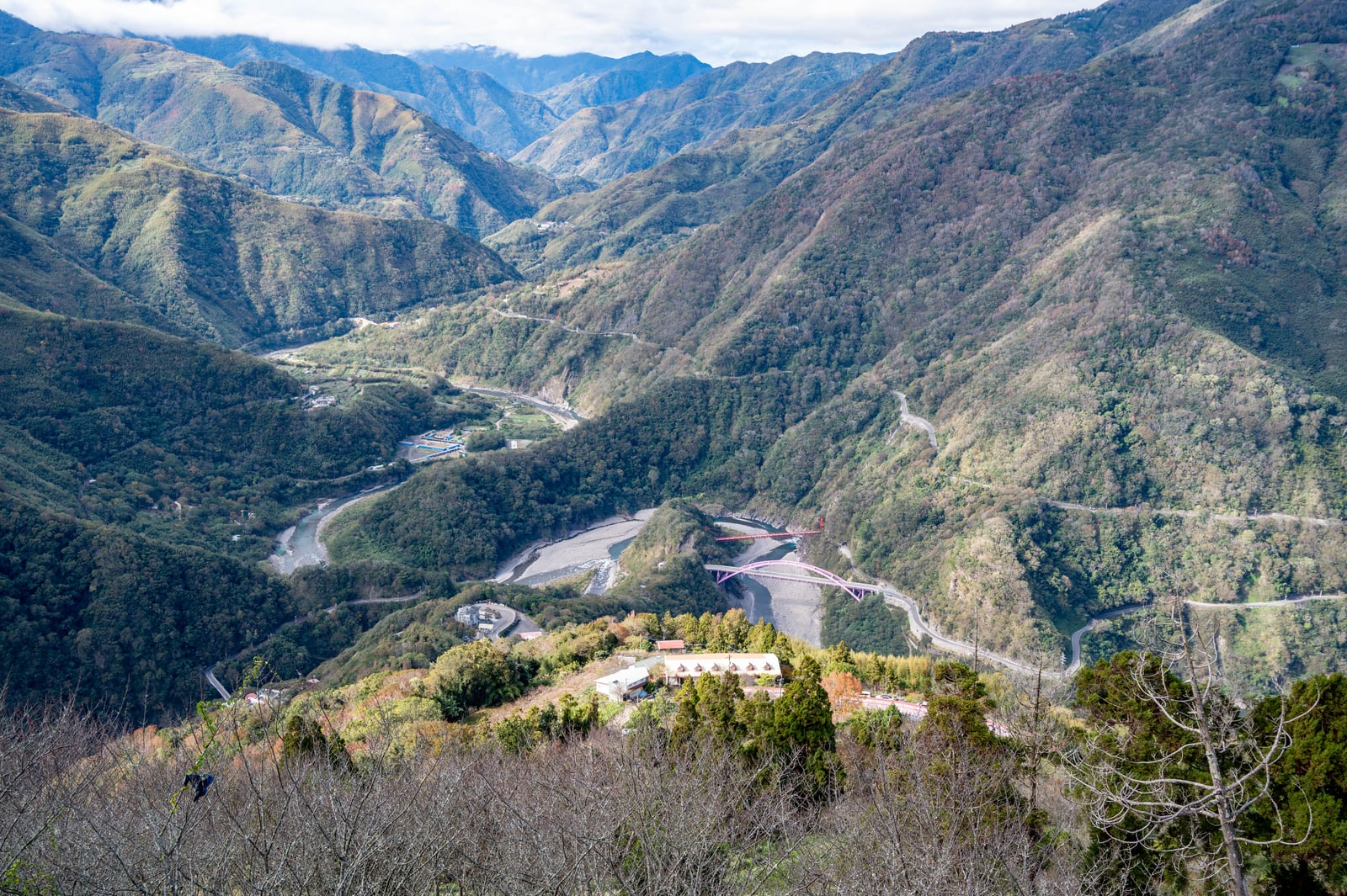 三龜戲水觀景平台俯瞰山巒溪谷｜2021/12 大溪拉拉山明池