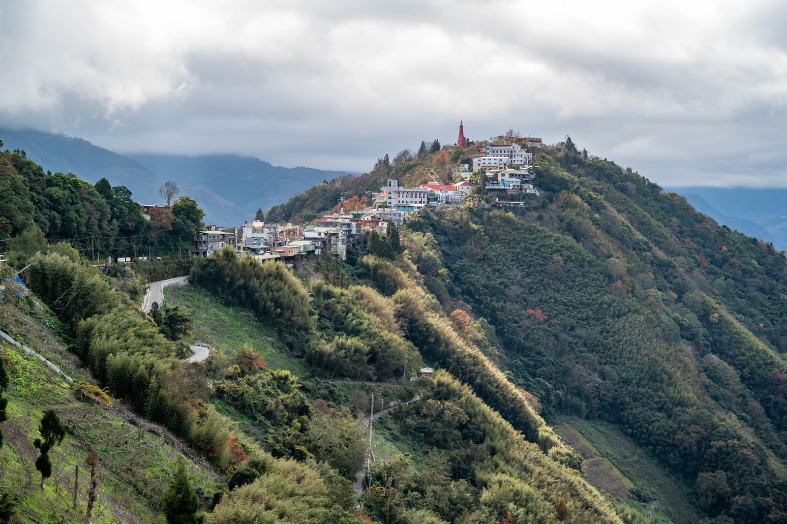 雲霧山城與山坡上的聚落風光｜2021/12 大溪拉拉山明池