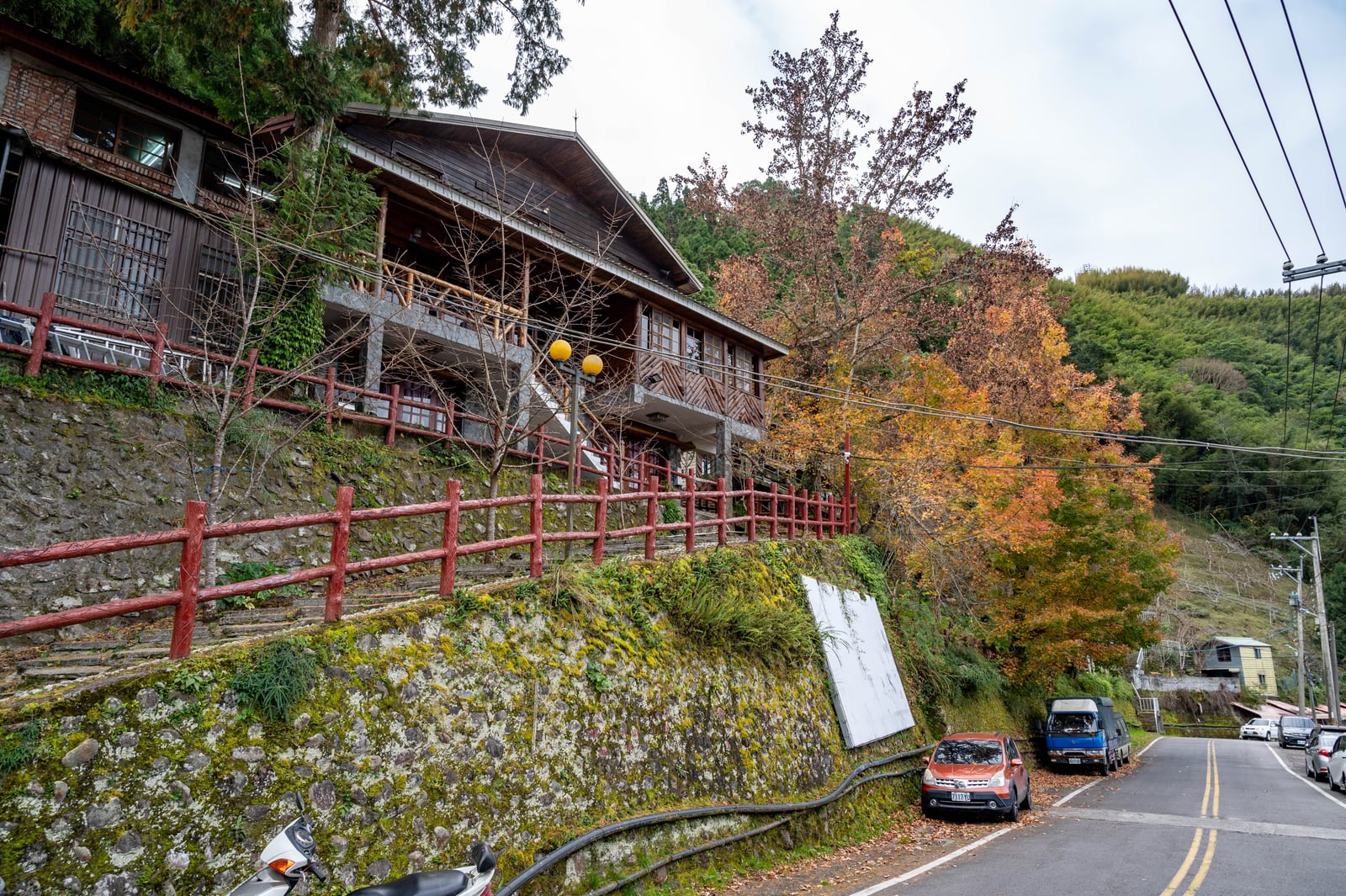 達觀渡假農場的木造建築與山林秋色｜2021/12 大溪拉拉山明池