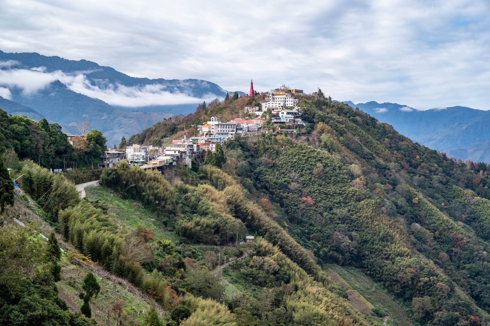 雲霧山巒間的聚落風光｜2021/12 大溪拉拉山明池