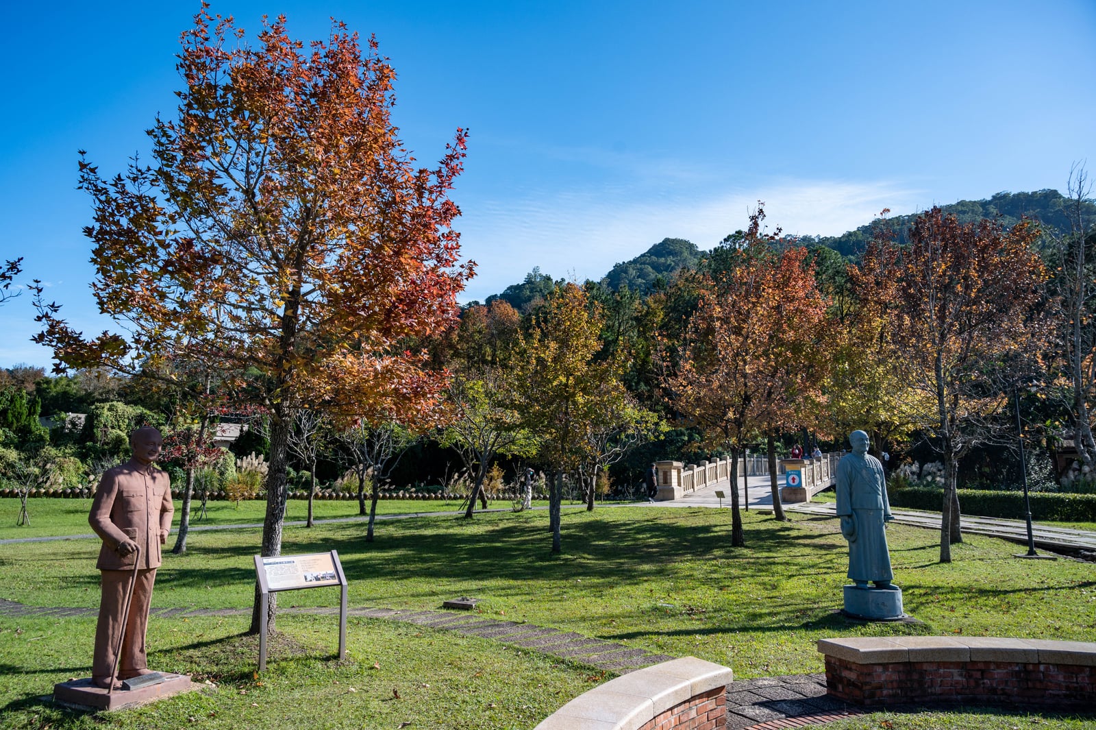 慈湖紀念雕塑公園冬日銅像與轉紅樹木｜2021/12 大溪拉拉山明池