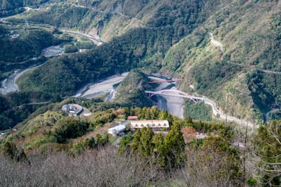 三龜戲水觀景平台俯瞰山巒與河谷風光