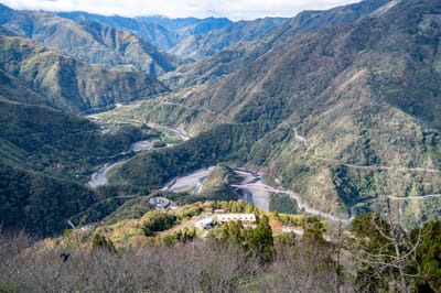 三龜戲水觀景平台俯瞰山巒溪谷