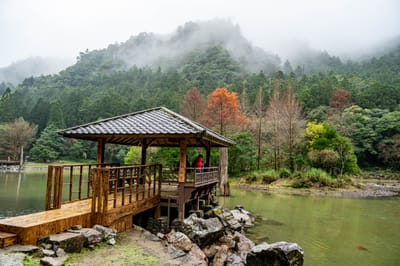 水上涼亭與山嵐環繞的湖畔秋景