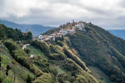 雲霧山城與山坡上的聚落風光