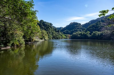 慈湖營區青山綠水湖畔風光