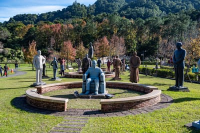 慈湖紀念雕塑公園銅像群與秋景