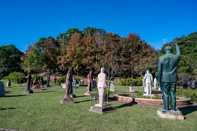 前慈湖雕塑公園的晴空銅像群