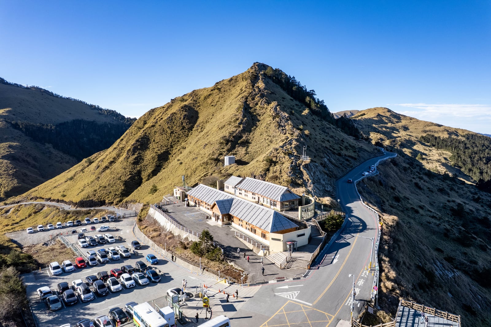 松雪樓與高山公路的壯麗景致｜2025/02 合歡山+福壽山農場