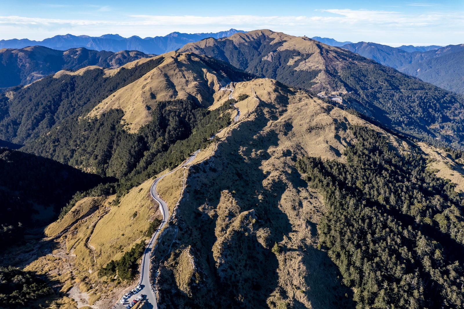 俯瞰合歡尖山稜線與蜿蜒公路｜2025/02 合歡山+福壽山農場