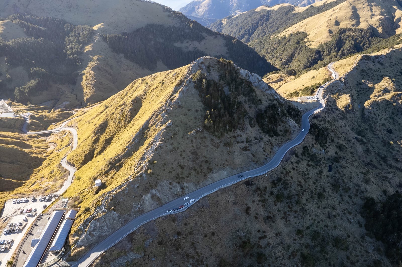 俯瞰合歡尖山蜿蜒公路與壯麗山勢｜2025/02 合歡山+福壽山農場