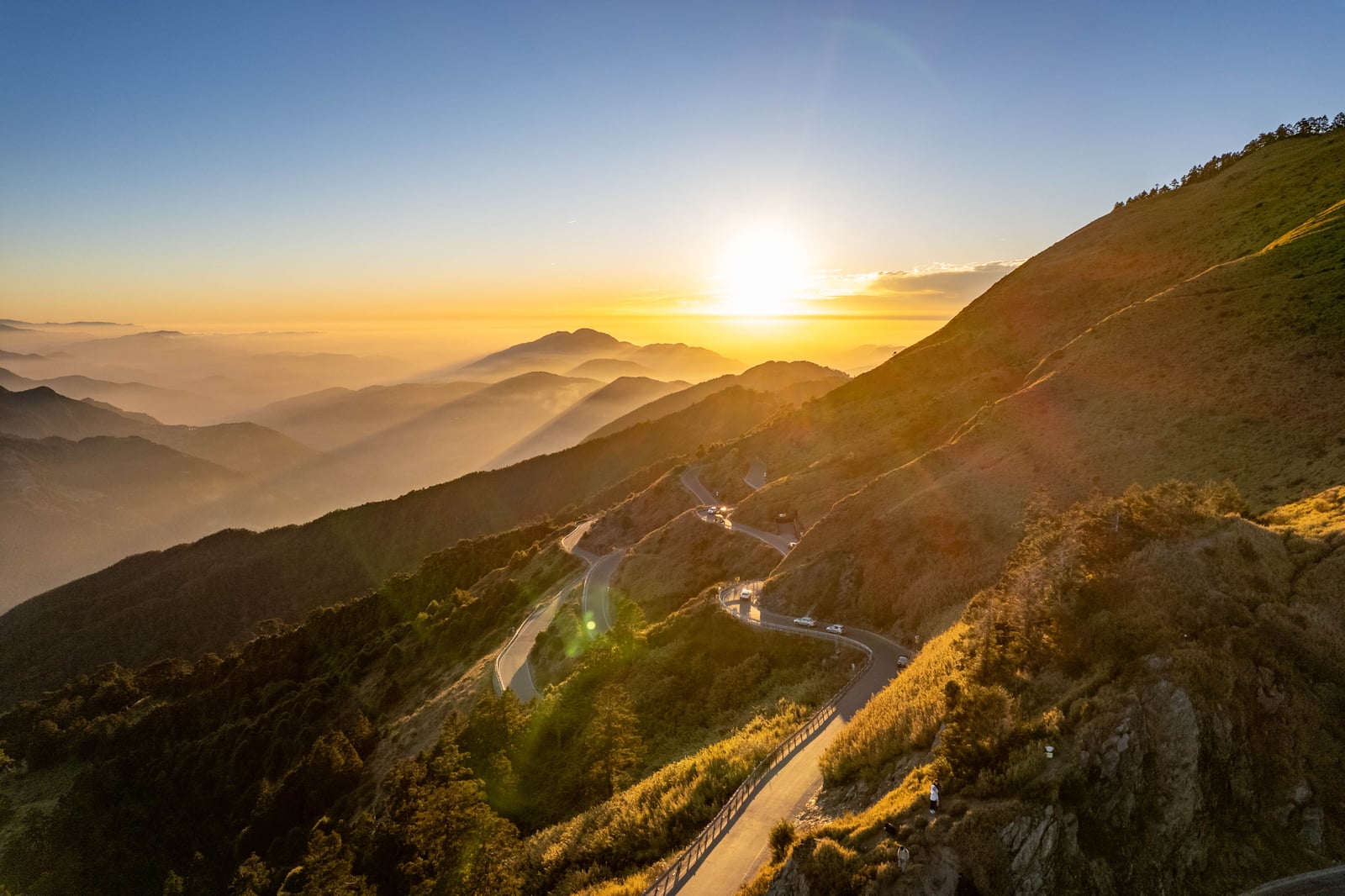 蜿蜒公路上的金色夕陽餘暉｜2025/02 合歡山+福壽山農場