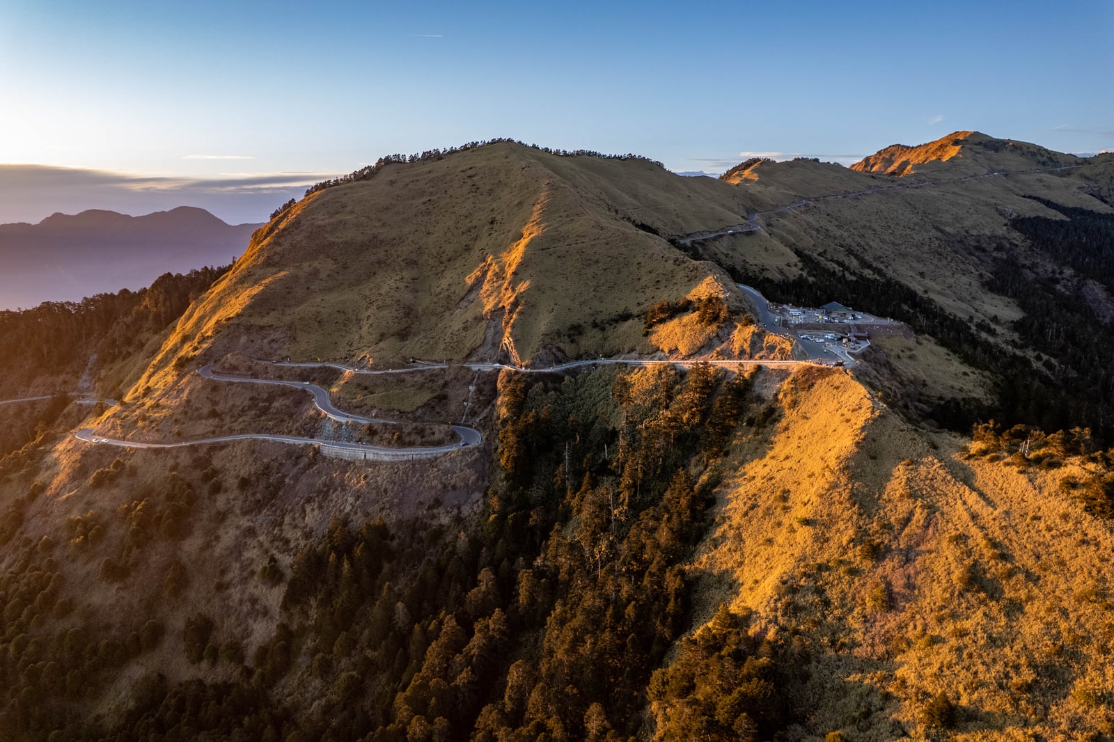 夕陽餘暉下的蜿蜒山路｜2025/02 合歡山+福壽山農場