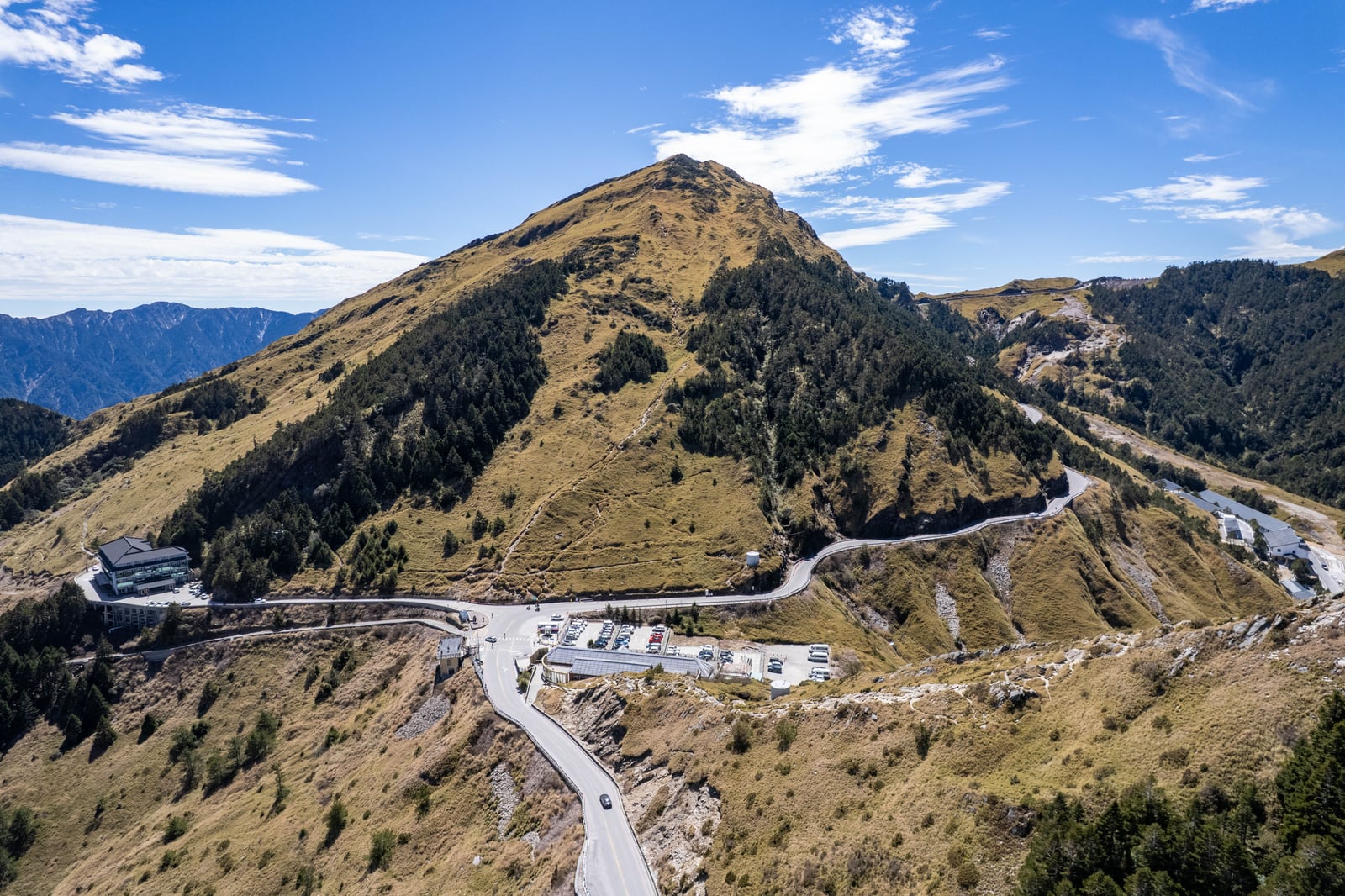 俯瞰合歡尖山的壯麗山勢與公路｜2025/02 合歡山+福壽山農場