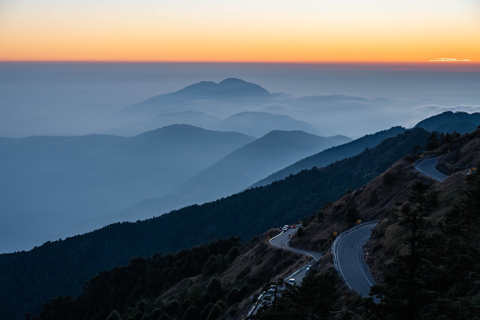 群山環繞的蜿蜒公路暮色｜2025/02 合歡山+福壽山農場