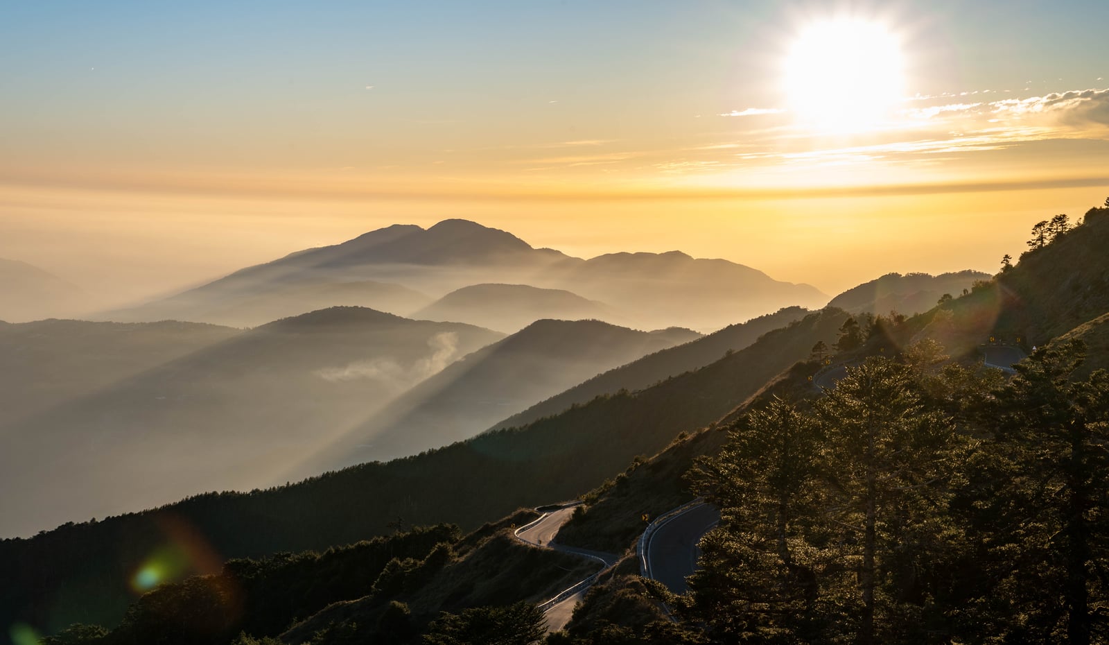 層巒疊嶂間的金色夕照與蜿蜒公路｜2025/02 合歡山+福壽山農場