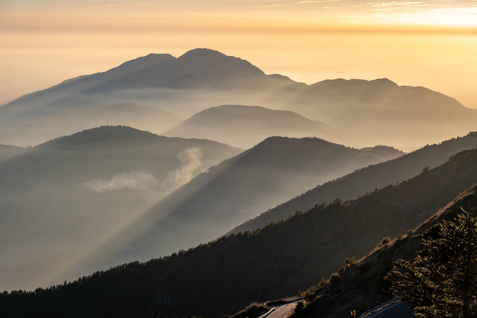 層巒疊嶂的暮色雲海光影｜2025/02 合歡山+福壽山農場