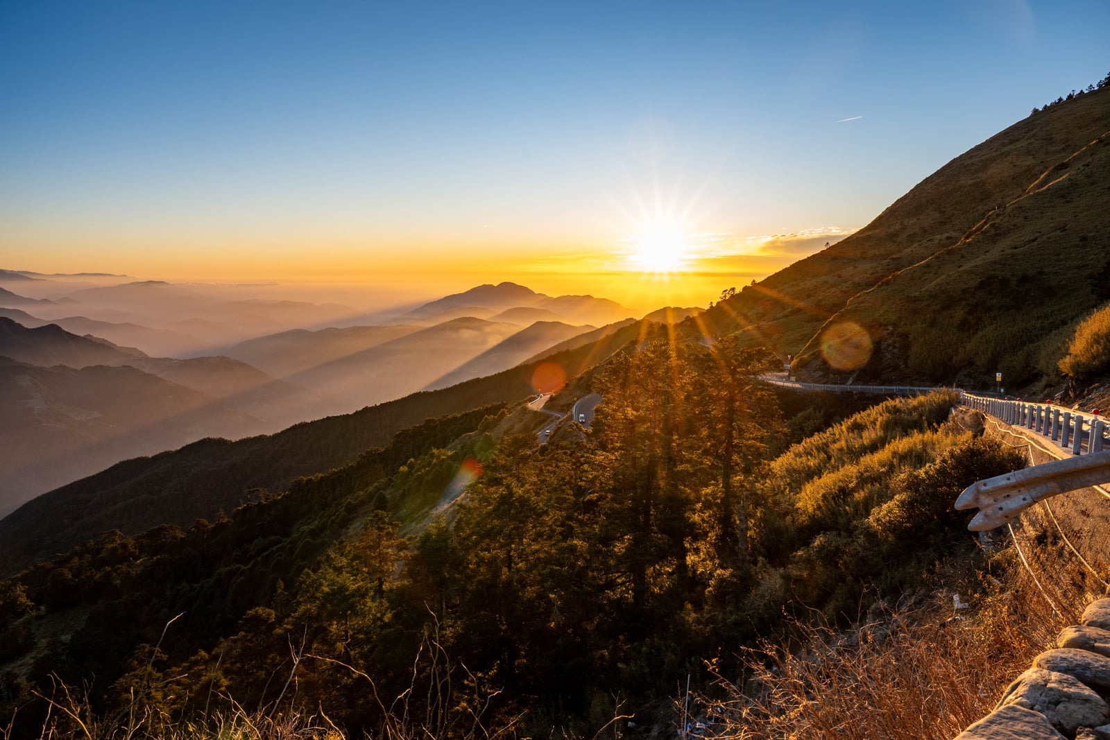 群山環繞下的金色夕陽餘暉｜2025/02 合歡山+福壽山農場