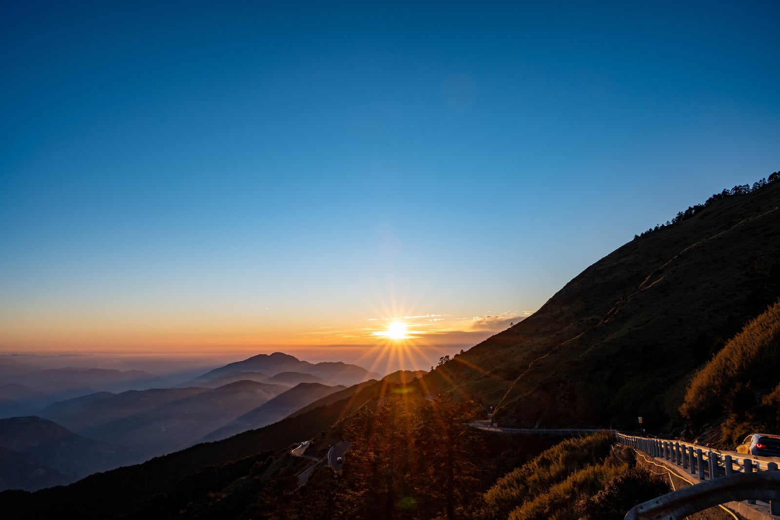 山稜線上的金黃夕陽餘暉｜2025/02 合歡山+福壽山農場
