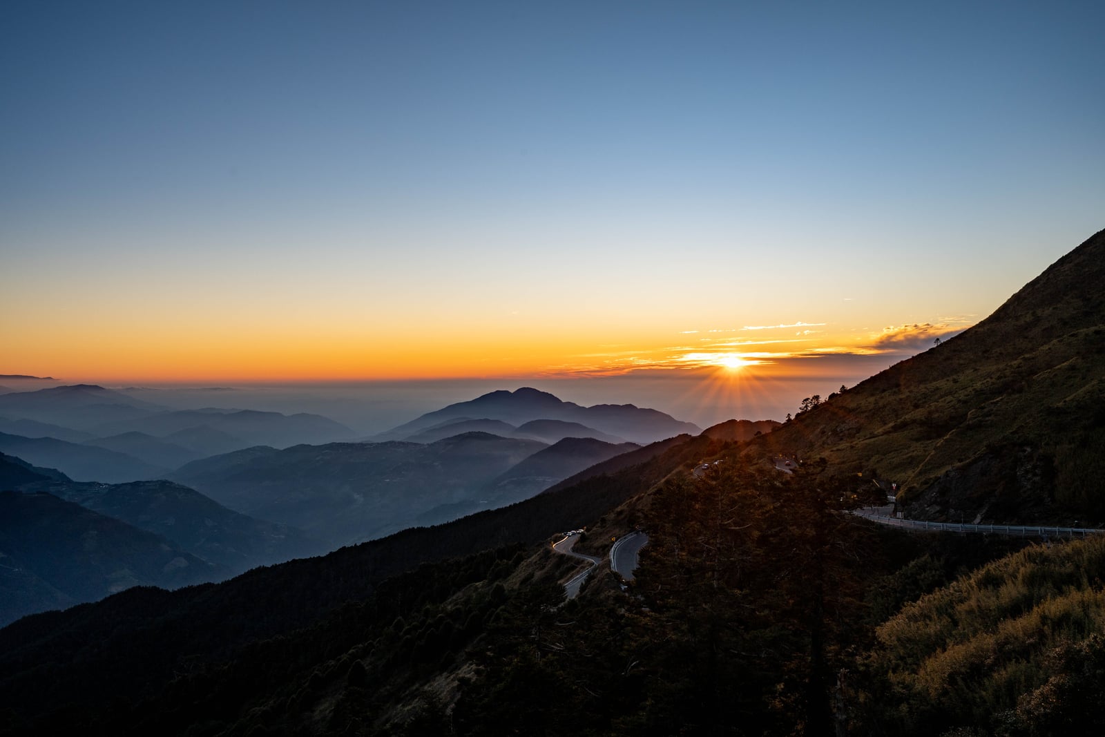 群山環繞的金色夕陽餘暉｜2025/02 合歡山+福壽山農場
