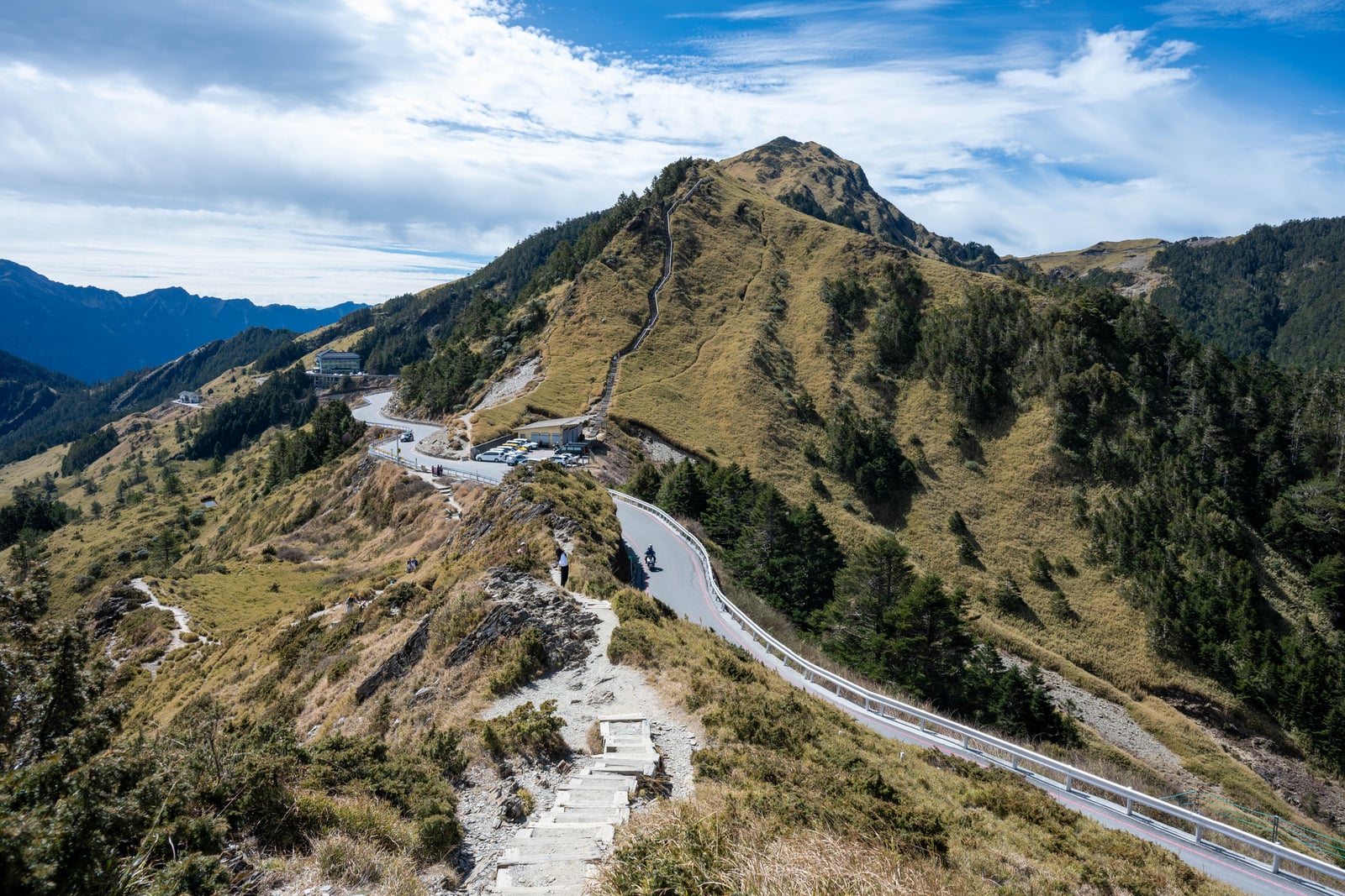 石門山步道俯瞰蜿蜒公路｜2025/02 合歡山+福壽山農場