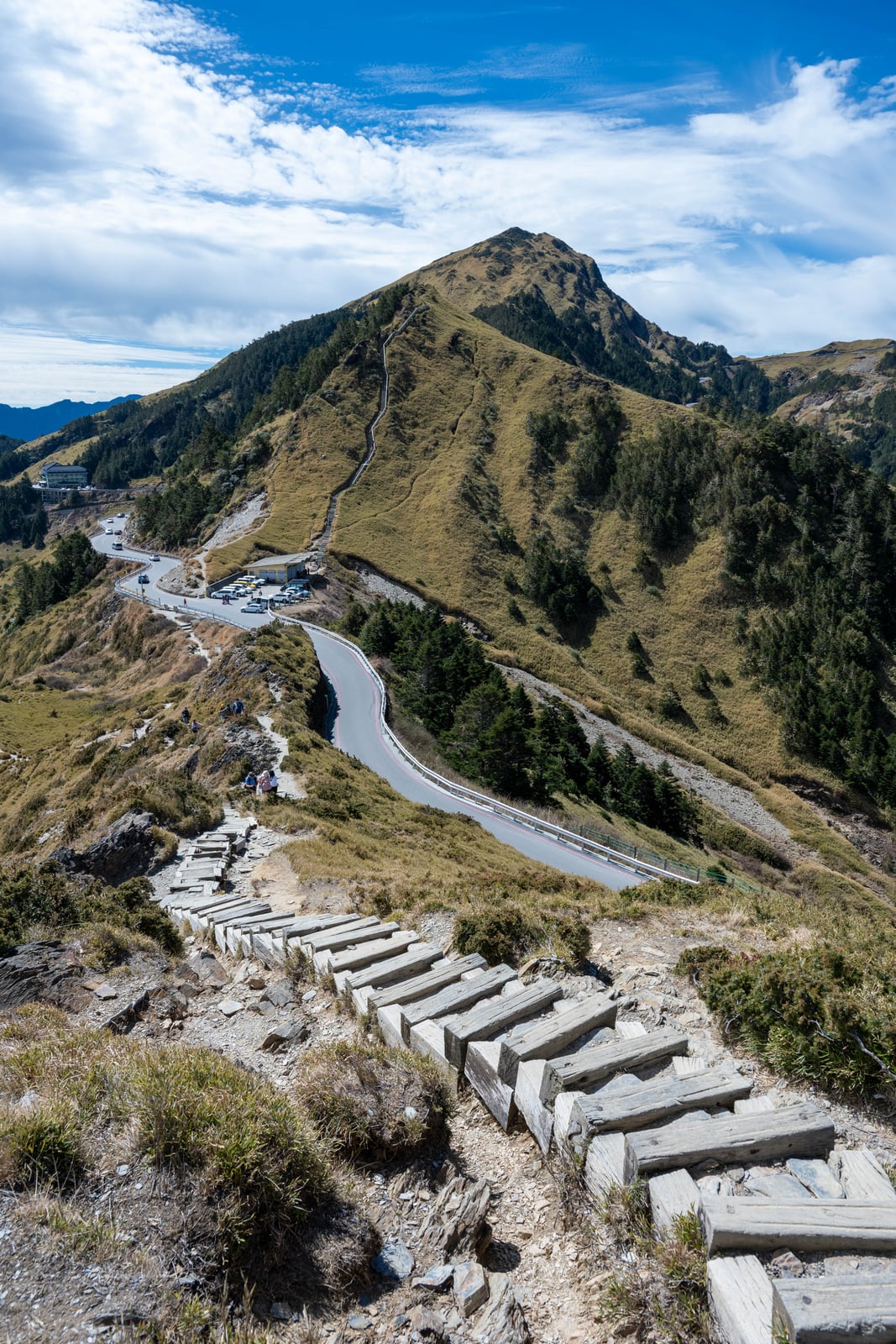 石門山步道俯瞰蜿蜒公路與高山景致｜2025/02 合歡山+福壽山農場