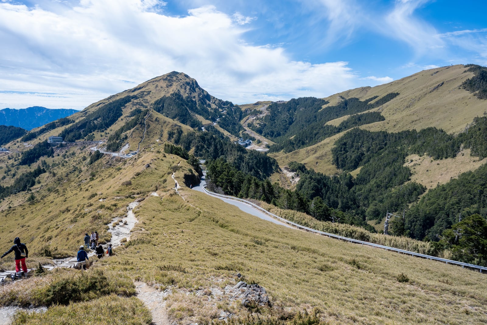 石門山步道俯瞰壯闊山巒與蜿蜒公路｜2025/02 合歡山+福壽山農場