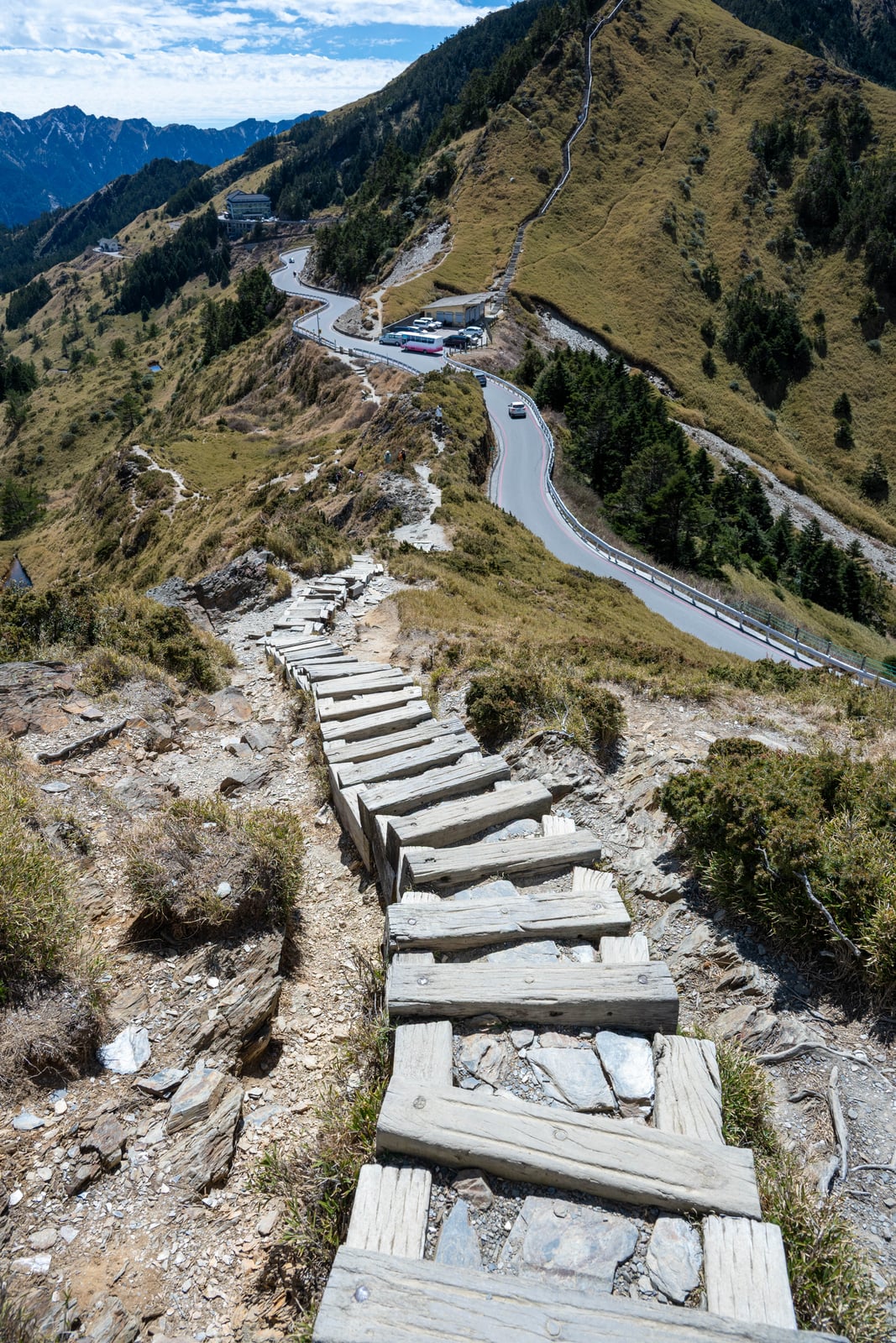 石門山步道俯瞰蜿蜒公路｜2025/02 合歡山+福壽山農場