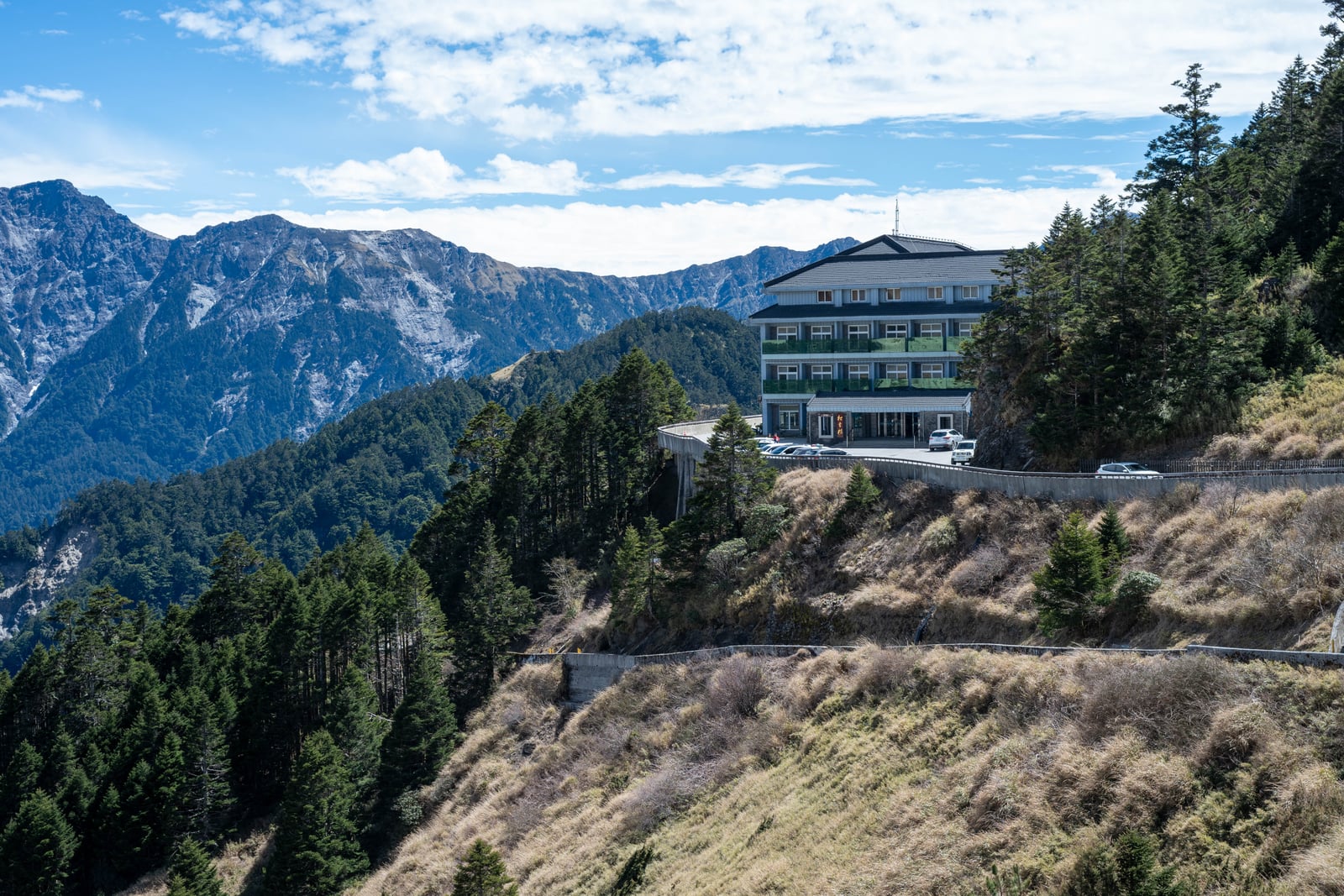 群山環繞下的松雪樓景致｜2025/02 合歡山+福壽山農場