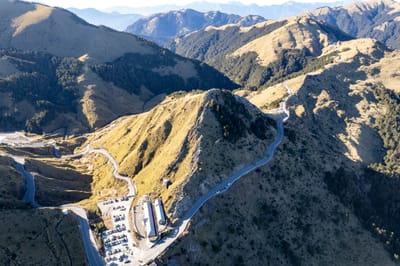 俯瞰東峰步道與蜿蜒山路