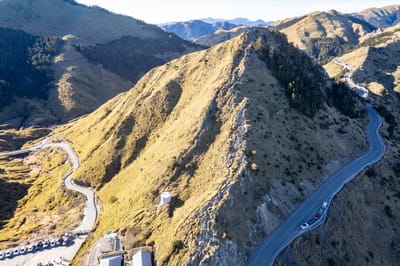 俯瞰合歡尖山步道的壯麗山稜與蜿蜒公路