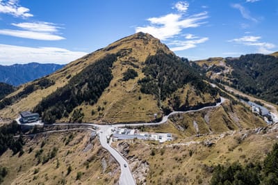 俯瞰合歡尖山的壯麗山勢與公路