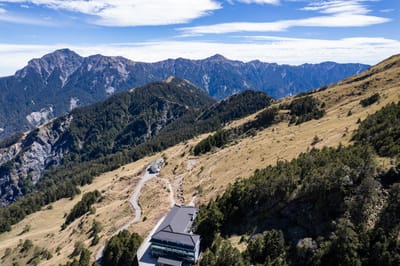松雪樓與壯闊山巒的空拍視角
