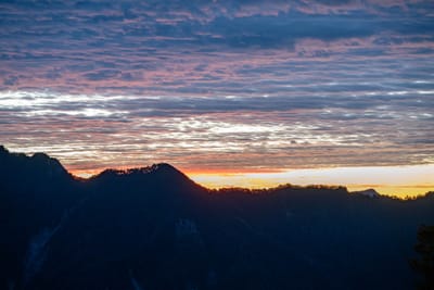東峰步道晨曦的夢幻雲彩｜2025/02 合歡山+福壽山農場