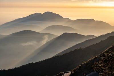 層巒疊嶂的暮色雲海光影