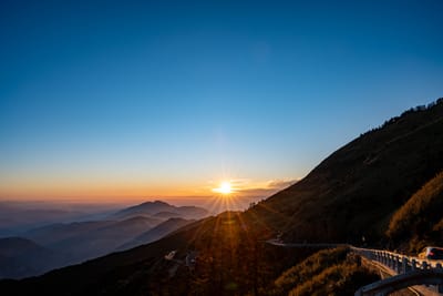 山稜線上的金黃夕陽餘暉