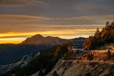 松雪樓晨曦下的金黃山巒