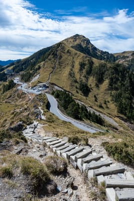 石門山步道俯瞰蜿蜒公路與高山景致