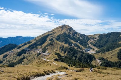 石門山頂眺望壯闊山巒景致