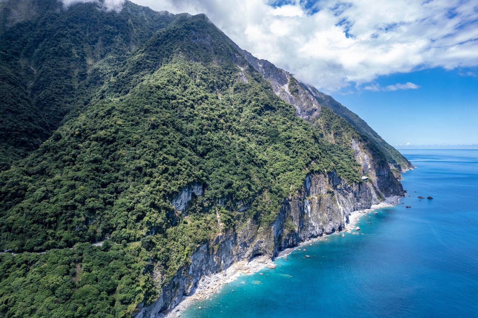 清水斷崖的壯麗絕壁與湛藍海岸｜2022/08 花東五日