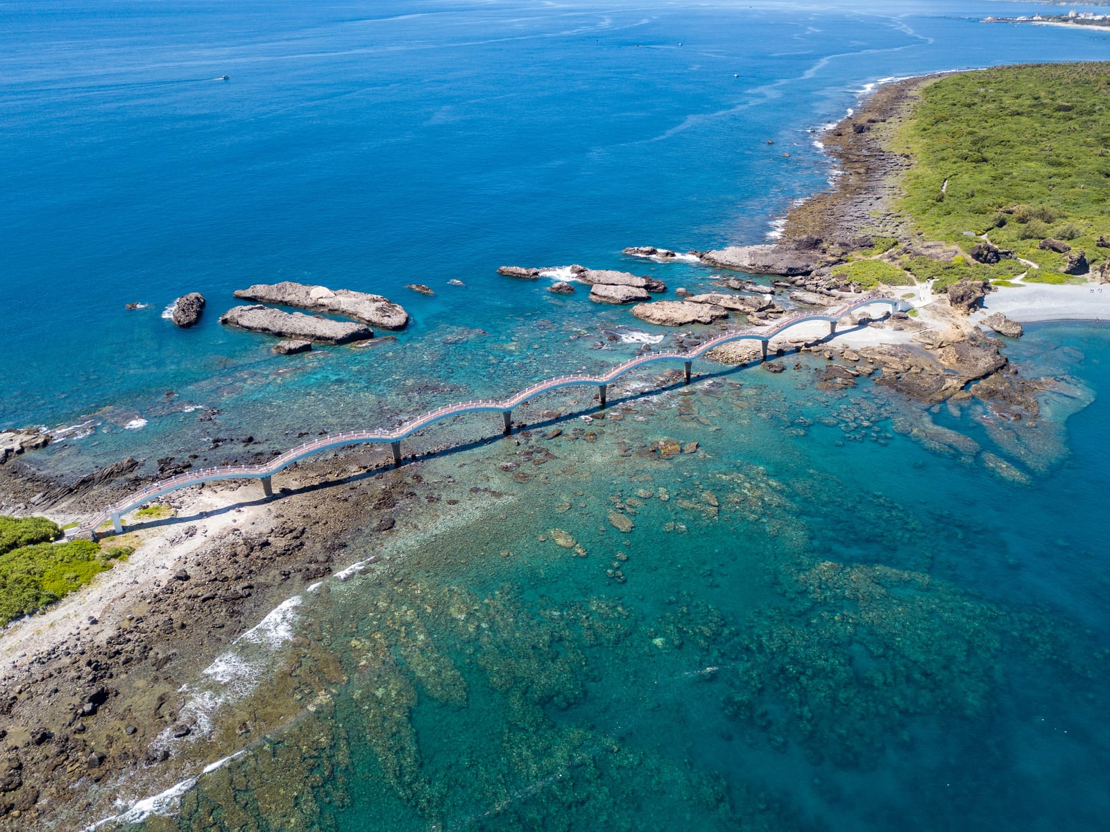 三仙台八拱跨海大橋的蔚藍海景｜2022/08 花東五日