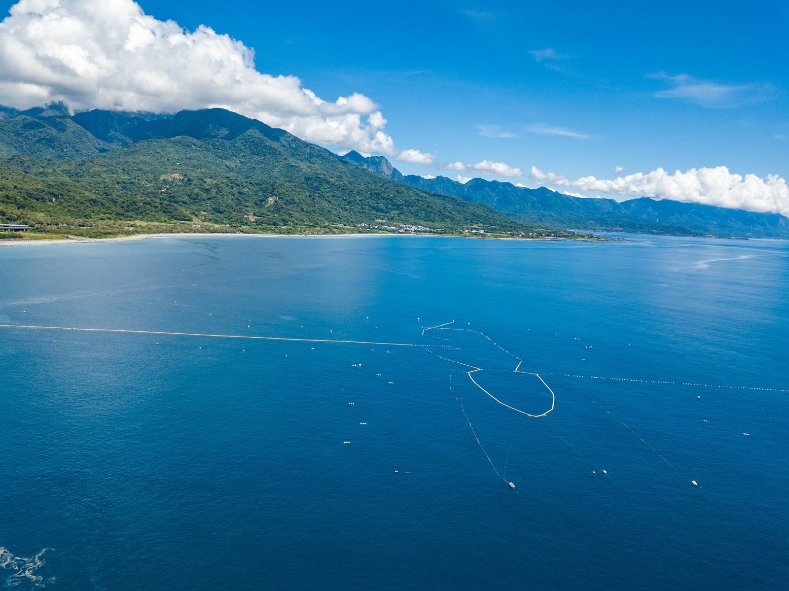 成功鎮外海的湛藍水域與定置漁網｜2022/08 花東五日