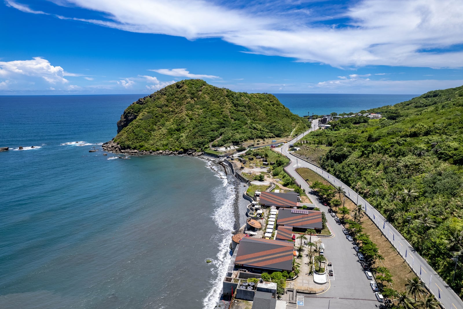 磯崎海水浴場的蔚藍海岸線與山海景觀｜2022/08 花東五日